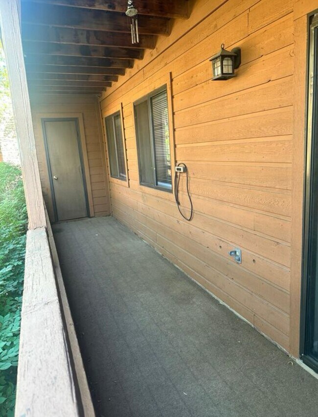 Building Photo - Available now! Great Condo in Great Location!