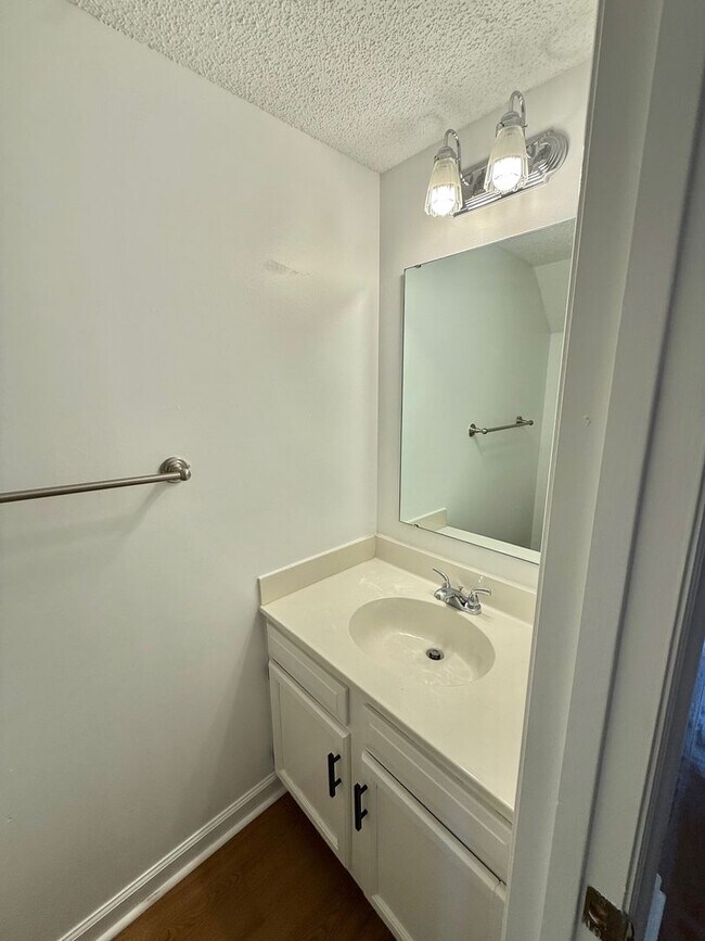 Building Photo - Fabulous Townhome in Prime Location – Comf...