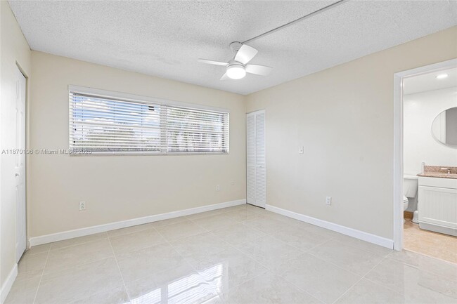 Building Photo - 9365 Fontainebleau Blvd
