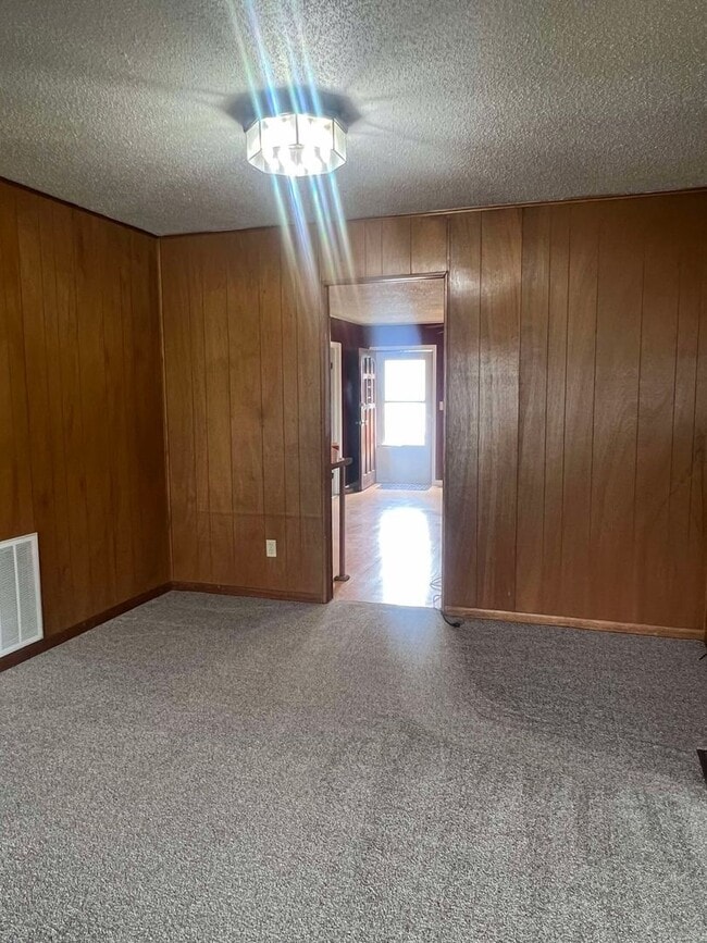 Building Photo - COMING SOON: Spacious 3BR/2BA Home In Webb City, MO with shed and bonus room!!