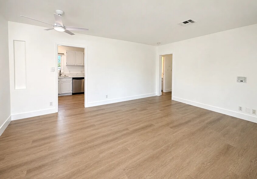 Building Photo - 6986 Elegance Ct
