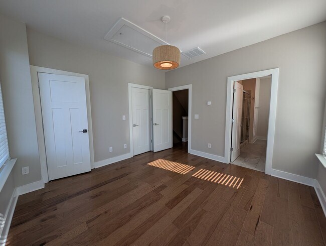 Building Photo - End-unit townhome in Bryant Park Terrace! 2-beds, 2-full baths, and 2-half baths.