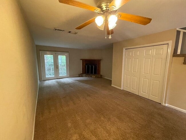 Building Photo - 2 Bedroom, 1 Bath Townhome Minutes from AU and Downtown!