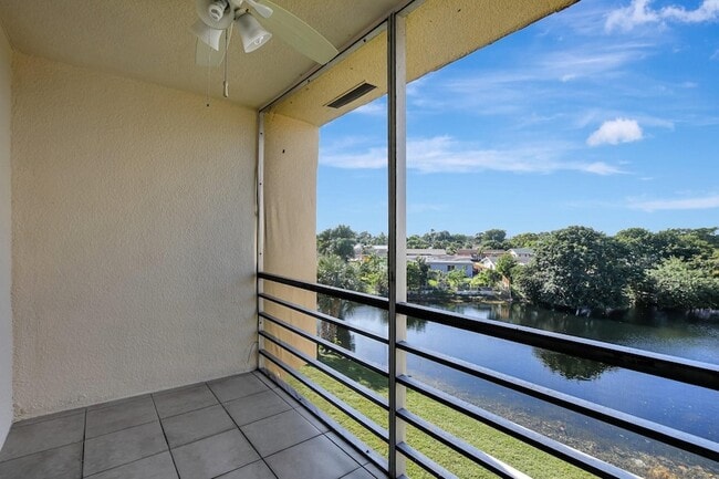Building Photo - 8225 Sunrise Lakes Dr N