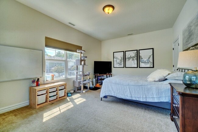 Building Photo - Sherwood Lakes