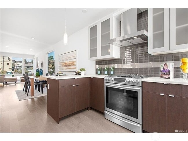 Building Photo - Newer Ballard 3 Bedroom Townhome - Attache...