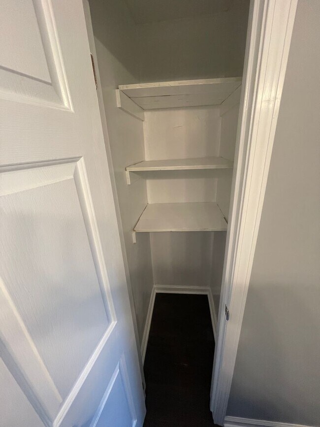 Building Photo - Sensational Three Bedroom Home Located in the Earlewood Community!