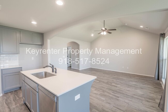 Building Photo - 3 Bed | 2 Bath in Broken Arrow!