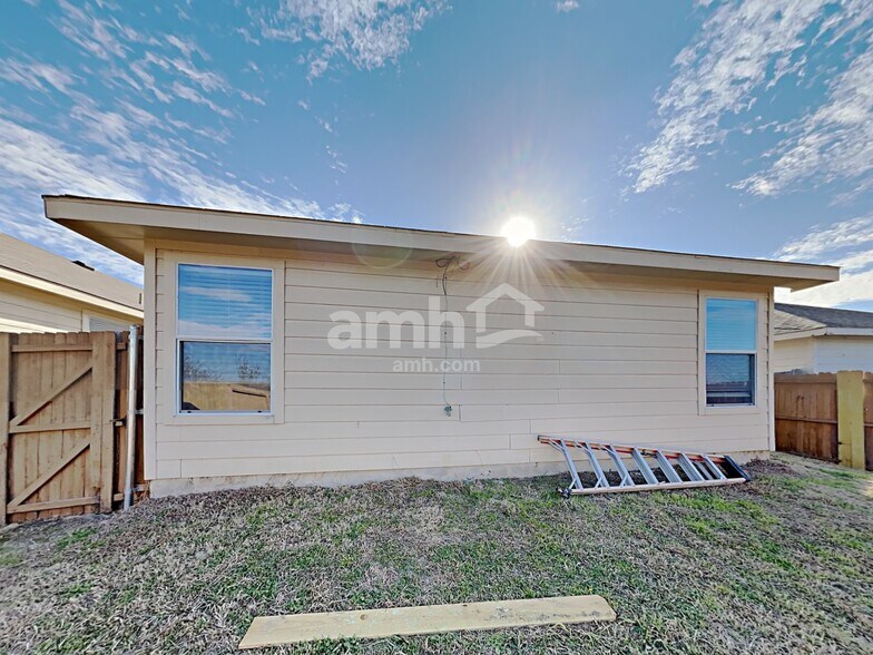 Building Photo - 1995 Kickapoo Trl