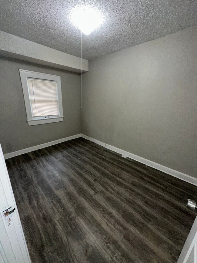 Building Photo - 3 bedrooms 1 Full bathroom. The house is v...