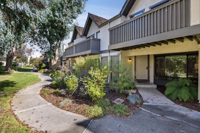 Building Photo - 646 S Ahwanee Terrace