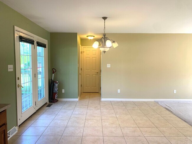 Building Photo - Lovely single family, brick rancher home with 3 beds/2.5 baths!!