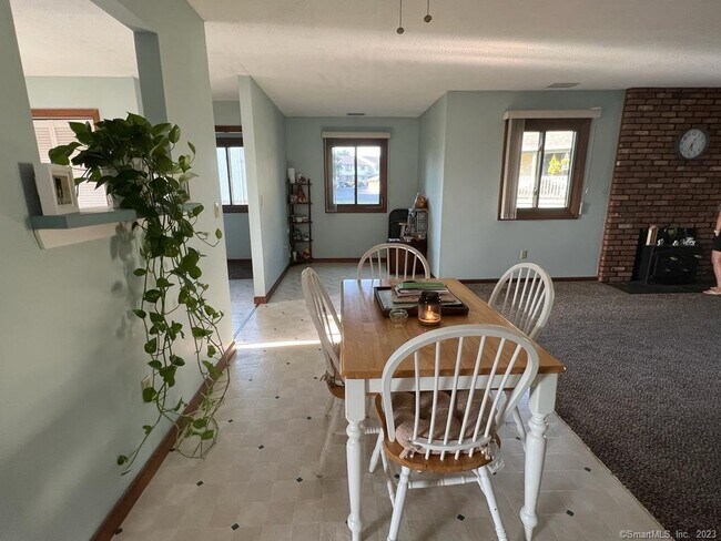 Building Photo - 1302 Summer Hill Dr