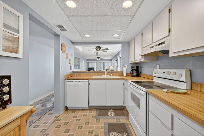 Building Photo - 10310 S Ocean Dr