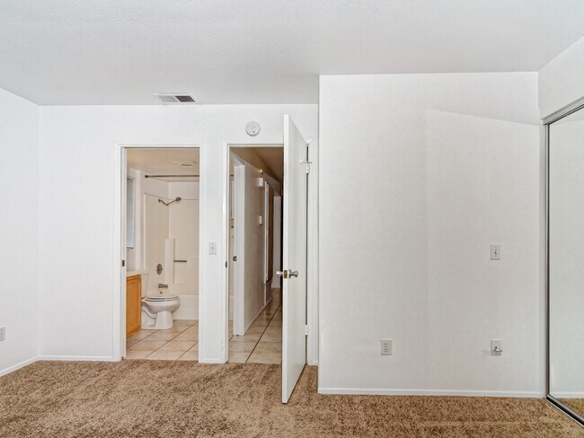 Building Photo - Sunny Top Floor Condo With Private Balcony...