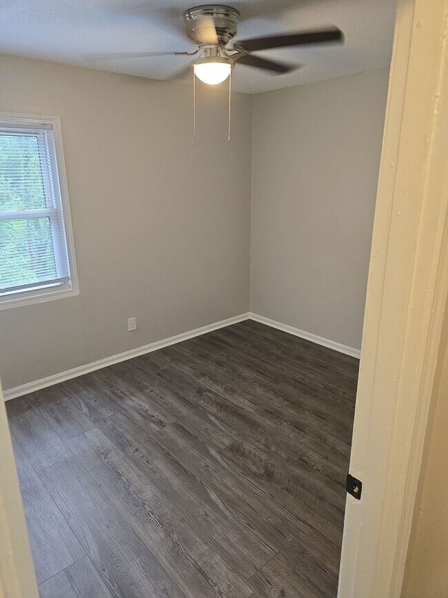 Building Photo - 4 or 5 Bedroom 1.5 bath 2 story house