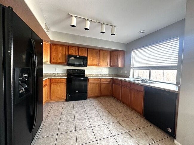 Building Photo - 4BEDROOM/2.5 BATH Lovely San Tan Home!!