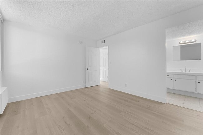 Building Photo - 18620 Hatteras St