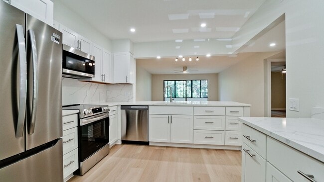 Building Photo - 542 Lakeside Dr