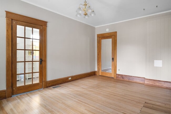 Building Photo - 4 to 5 bed / 2 Bath Just remodeled
