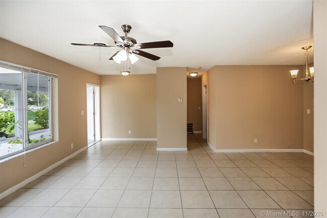 Building Photo - 351 SW 31st Ave