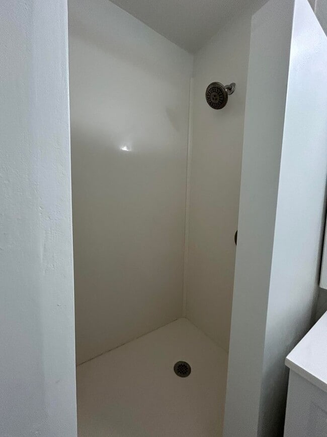 Building Photo - Renovated, 1 Bedroom / 1 Bath convenient location! Available NOW (Rent includes Electricity)