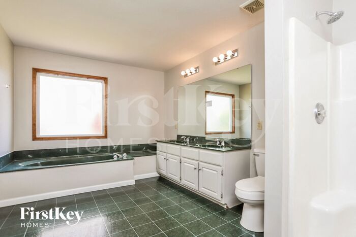 Building Photo - 650 Silver Maple Dr