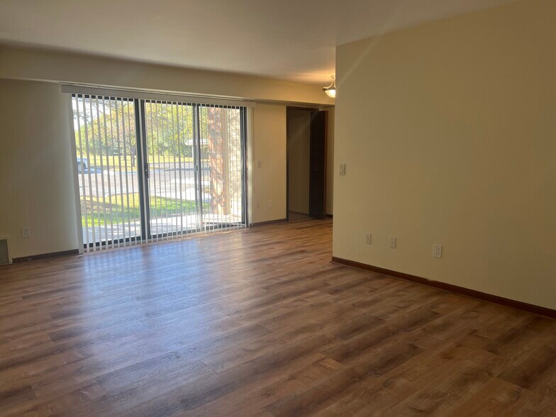 Building Photo - Greenwoods Apartments