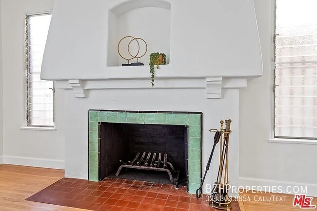 Building Photo - Charming Duplex in McCarthy Circle – Class...