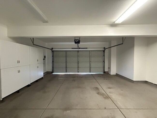 Building Photo - Beautiful Large Two Story Home is Centrall...
