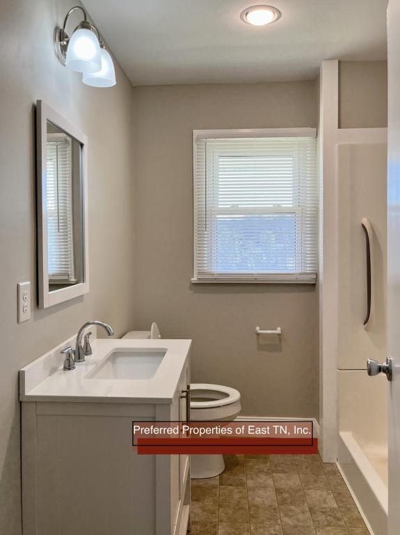 Building Photo - 160 Majestic Cir