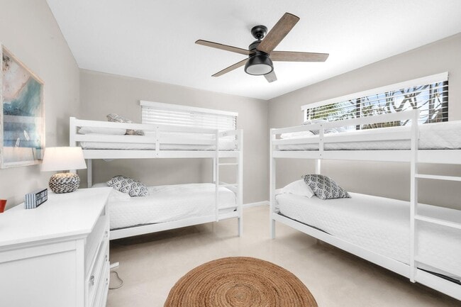 Building Photo - 3250 Lakeview Blvd