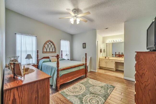 Building Photo - Updated 3 Bedroom in Central Location!