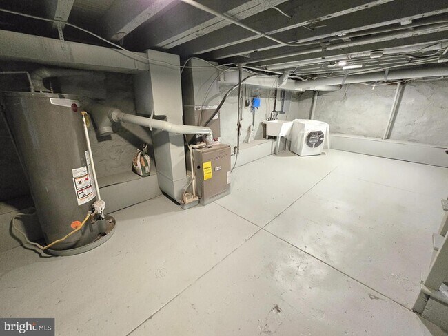 Building Photo - 3151 Pennock St