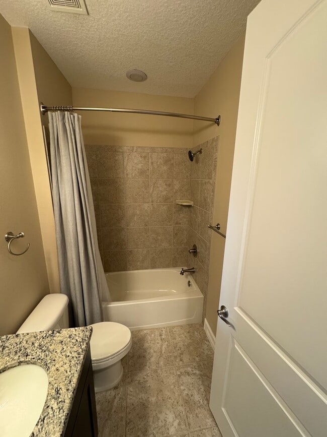 Building Photo - Two Story 5 bedroom, 4.5 bath