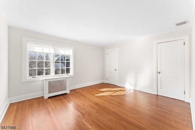 Building Photo - 57 Pomander Walk