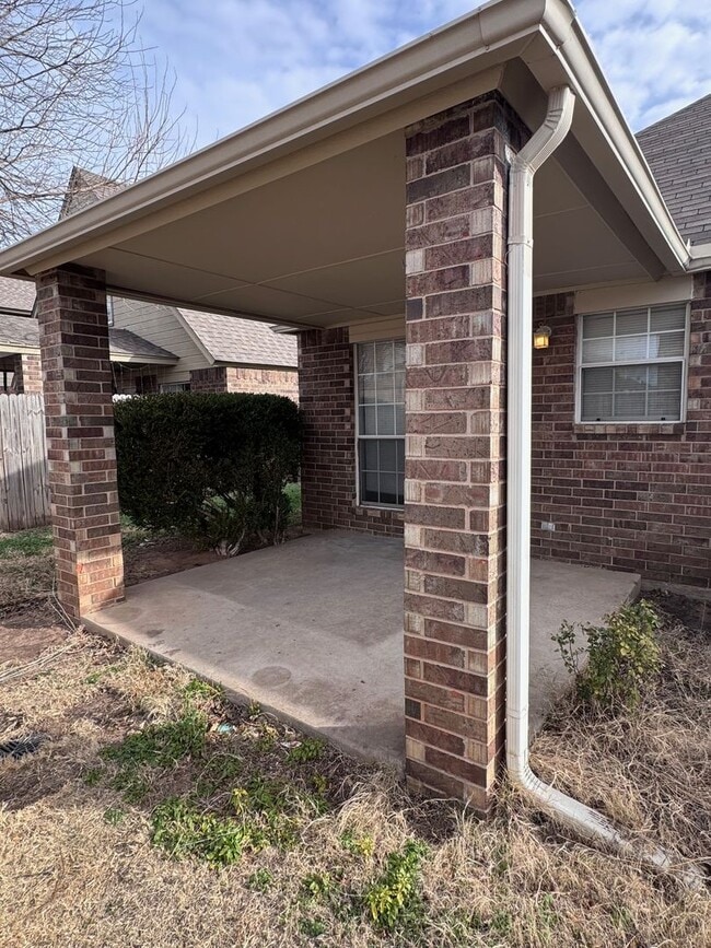 Building Photo - 2 bed, 2 bath, 2 car garage