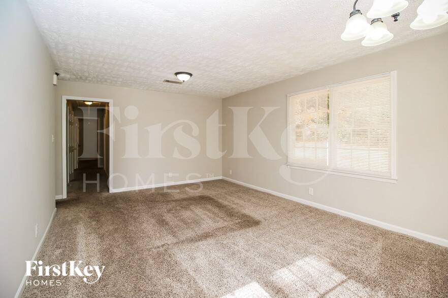 Building Photo - 2030 Chestnut Hill Cir