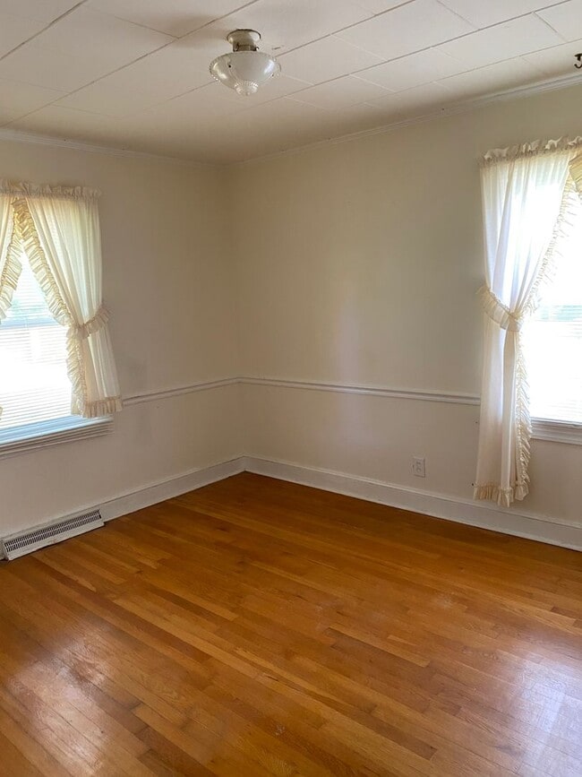 Building Photo - 3 BED, 1 BATH HOME IN GREYSTONE AREA, $1550 MONTH, $1550 DEPOSIT