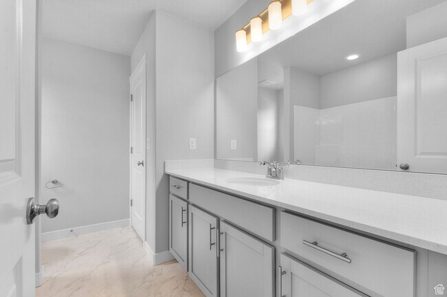 Building Photo - 6757 E Lakeside Dr