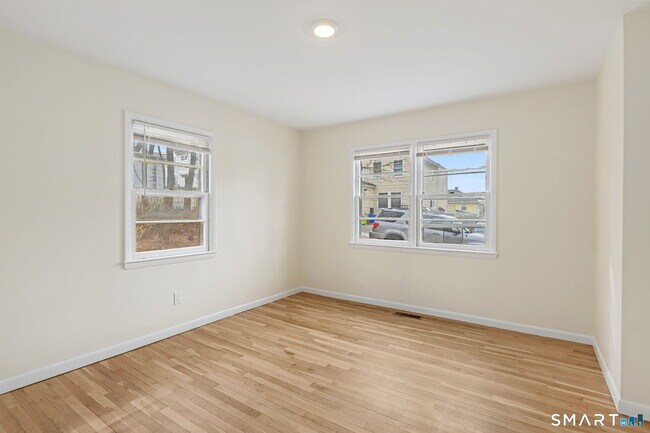 Building Photo - 17 Artic St