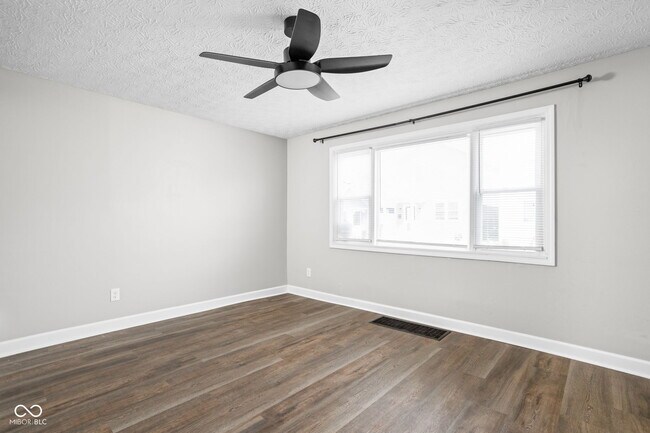 Building Photo - 413 E Caven St