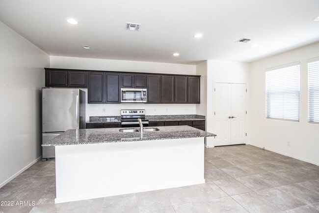 Building Photo - 261 N Sandal