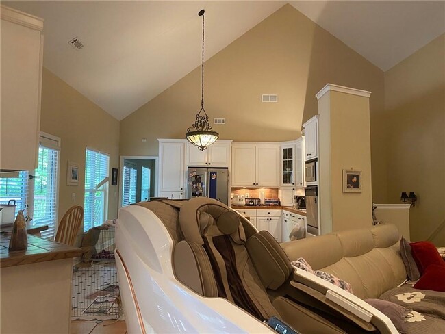 Building Photo - 225 Silver Birch Ct