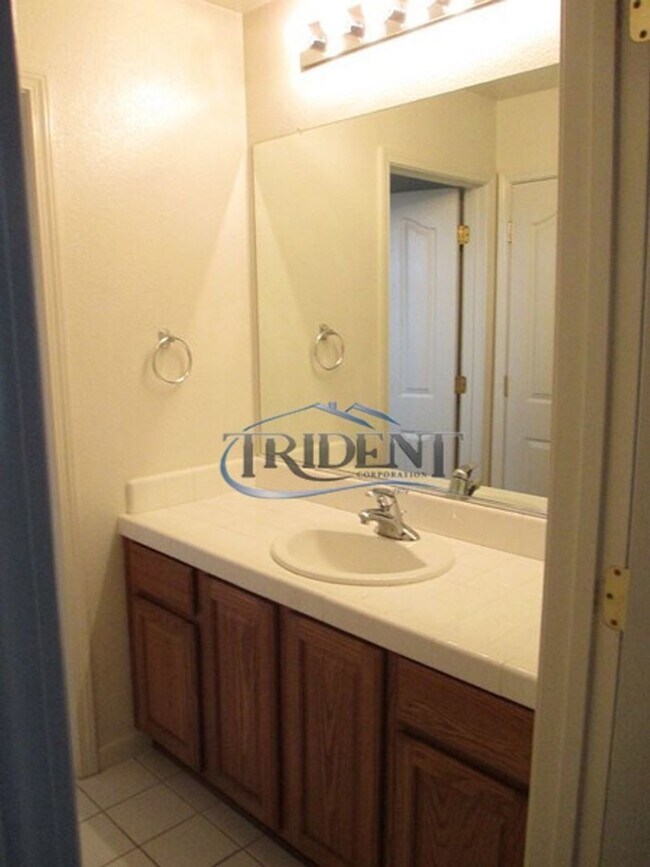 Building Photo - 4 bedroom, 3 bath house with approx. 2,183 sq. ft.