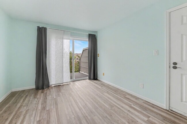 Building Photo - Bright Top-Floor 2 Bed, 2 Bath Condo with Loft & Vaulted Ceilings