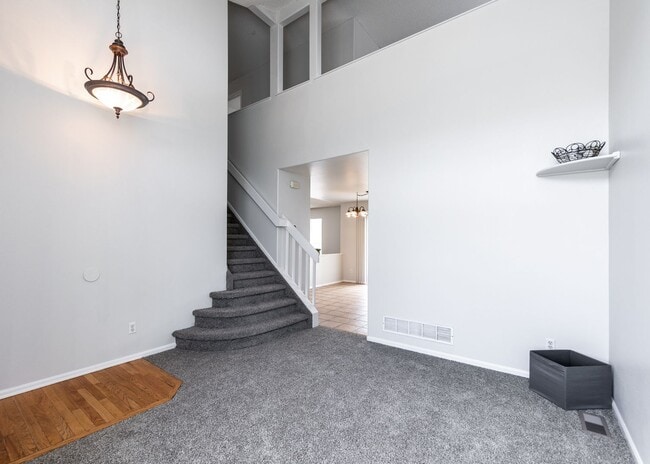 Building Photo - Newly Updated 4 Bed Home Centrally Located