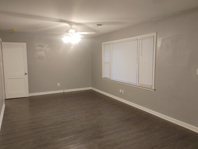 Building Photo - 2552 Kaufman Dr