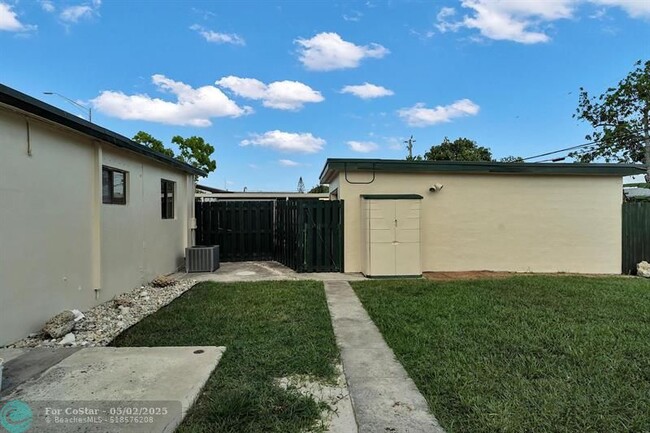 Building Photo - 4932 SW 12th St