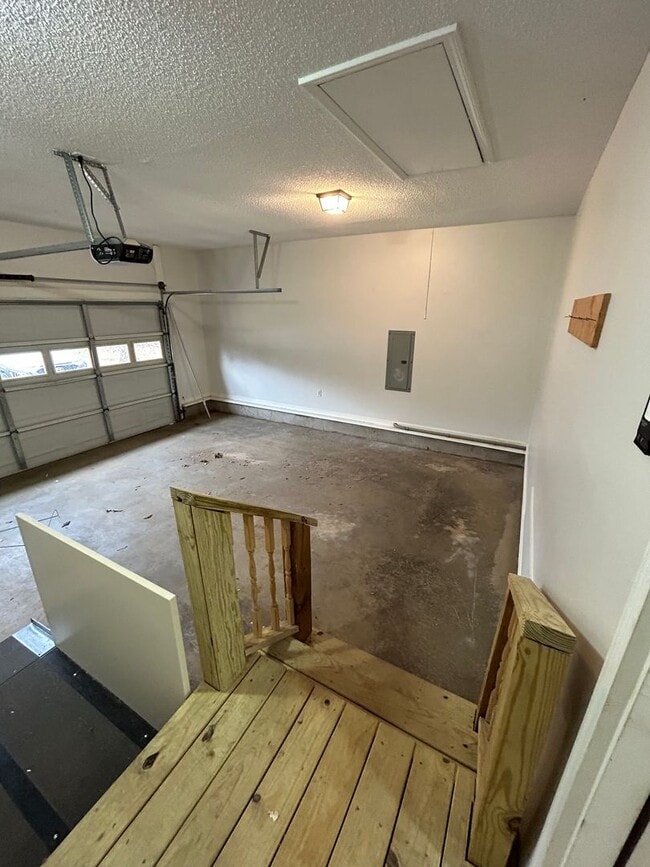Building Photo - 3/2 Nice House in East Rome $1,895